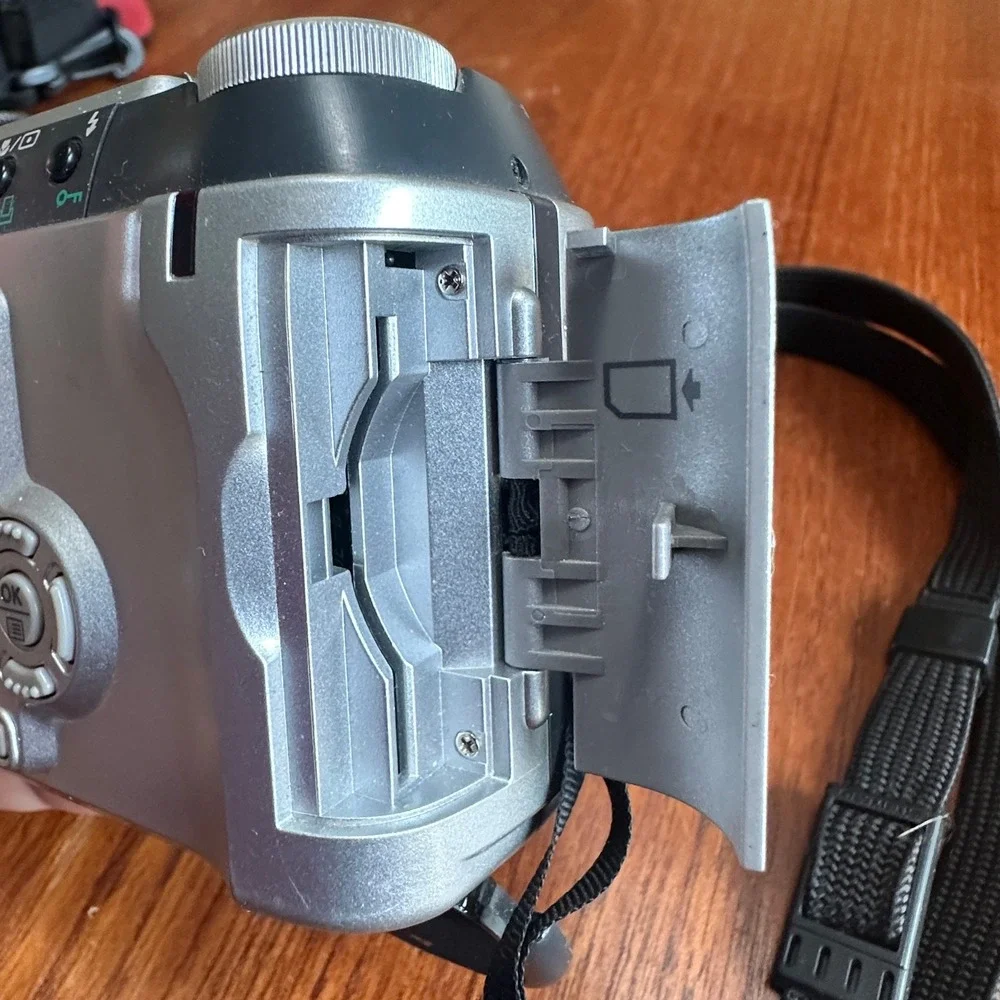 Olympus Camedia C-700 Ultra Zoom & D-580 Zoom Digital Cameras Lowepro Case PARTS